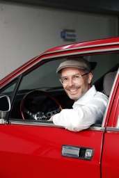 Foto Rainer Riek alias robinroad mit Alfa und Steuerrad.jpg